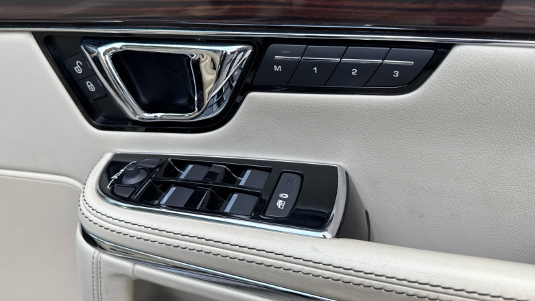 Jaguar XJ 3.0d V6 Portfolio 4dr Auto Diesel Saloon